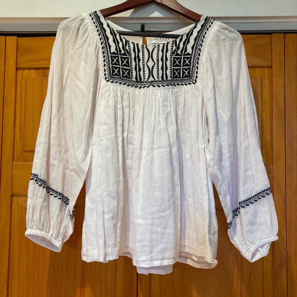 Velvet by Graham & Spencer White 100% Cotton Black Embroidered Shirt Size Small